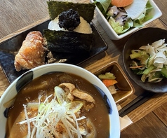 自家製出汁のカレーうどんとおにぎり定食