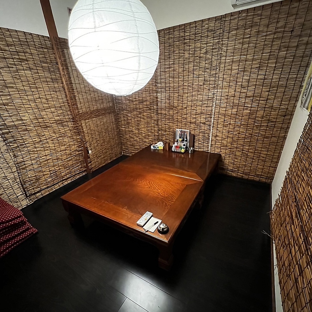 最大8名様までご利用いただける個室では、プライベートな空間で周りを気にせずお過ごしいただけます