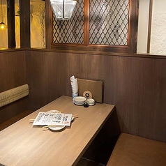 様々なシーンでご利用いただける4名様掛けのテーブル席が5卓ございます♪ご友人やご家族との賑やかなお食事はもちろん、デートにも最適です。ゆったりとした配置で、周りを気にせずお過ごしいただけます。