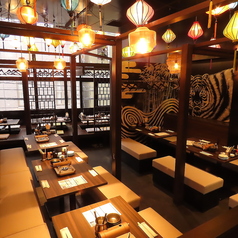 【４０名以上で貸し切り可】２階はちょっと非日常なおしゃれな壁紙も絵になる空間です♪