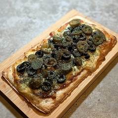 ハラペーニョとオリーブのホットピザ