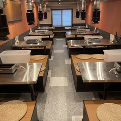 店内の貸切は最大40名様まで承っております。仕切りが少なく開放的なワンフロアのため、大人数でもまとまりのある宴会が可能です。セルフ飲み放題のドリンクコーナーでは会話も弾みます◎会社の大規模な宴会や、地域のお集まり、打ち上げなど、プライベートな空間を確保したい際にぜひお気軽にご相談ください。