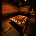 温もり感じる気のテーブルが印象的な、広々とした掘りごたつ個室！梁や柱の重圧感が和の趣きを演出し、落ち着いた照明がリラックスした時間を約束してくれます！会社宴会や仲間との飲み会にも最適です！