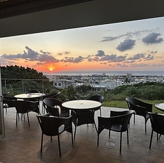 【テラス席:2‐4名様×5席】本を見ながらゆっくりとしたひと時を…★ペットと共にリラックスしてお寛ぎください。