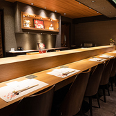当店は全席禁煙で、ゆったりとした造りが特徴です。白木のカウンターでは、職人の手仕事を目の前でお楽しみいただけます。木の温もりを感じる落ち着いた空間で、心ゆくまでお食事をご堪能ください。