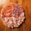 料理メニュー写真&nbsp;国産プロシュートとサラミの盛り合わせ(R/1人前)