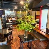 店内は全席・全室完全禁煙。和の趣が漂う落ち着いた空間で、料理本来の香りを心ゆくまでお楽しみいただけます。座敷・掘りごたつ・テーブル・カウンターまでクリーンな空気を保ち、会食やご家族利用、ビジネスの打合せにも安心。広々とした席配置に加え、無料Wi-Fi・電源も用意し、どなたにも心地よい時間をご提供します。