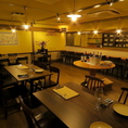 テーブル席は2名掛け×1席、4名掛け×3席ご用意しております。ご友人との会食や女子会、大切な方とのデートはもちろん、お席を繋げて少人数グループでのご宴会にも柔軟に対応いたします。落ち着いた大人の空間で、自慢の料理とワインを囲む特別なひとときをお楽しみください。
