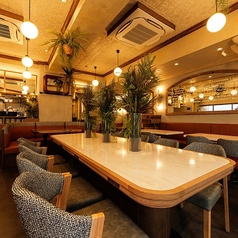オーセンティックなバールとモダンなデザインが融合した空間に、心地よいソファやテーブルをゆったりと配置。柔らかな照明がムードある雰囲気を演出し、女子会や大切な方とのデート、ご家族との食事会など、様々なシーンでご利用いただけます。日々の喧騒を忘れ、ゆったりとしたくつろぎの空間で心ゆくまでお寛ぎください♪