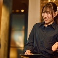 落ち着きのあるシックな空間は、大切な方とのお食事や記念日デートにもぴったり。美味しい料理とお酒、最高のサービスに加え、お祝いの席にはメッセージ付きデザートプレートもご用意しております。完全個室やVIPルームも完備しており、心に残る特別なひとときをお過ごしいただけます。