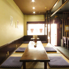 落ち着いた和のしつらえが、会話をやさしく包み込みます。日常を少しだけ忘れて、丁寧に仕立てたお料理と特別な時間をどうぞ。