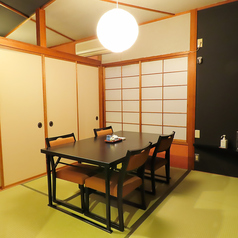 当店には、最大20名様までご利用いただける個室があり、接待やビジネスの会食に最適な空間をご用意しています。プライバシーを重視した落ち着いた環境で、お食事やお酒を心ゆくまで楽しむことができます。特別な日や集まりに対応できる柔軟性があり、仲間と共に素敵な時間をお過ごしください。多様なシーンで利用可能です◎