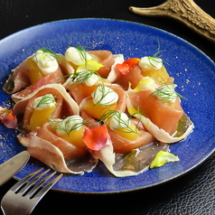 林檎のほうじ茶コンポートと生ハム