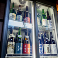 焼酎や日本酒、クラフトビールを幅広く楽しめるお店です。焼酎は多彩なフレーバーが揃う〈NEO焼酎〉が自慢。料理との相性にもこだわっています。日本酒は京都の地酒を中心に、季節ごとに内容が変化。少量ずつ選べるので初めての方も安心です。