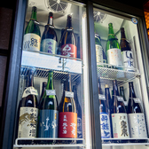 焼酎や日本酒、クラフトビールを幅広く楽しめるお店です。焼酎は多彩なフレーバーが揃う〈NEO焼酎〉が自慢。料理との相性にもこだわっています。日本酒は京都の地酒を中心に、季節ごとに内容が変化。少量ずつ選べるので初めての方も安心です。