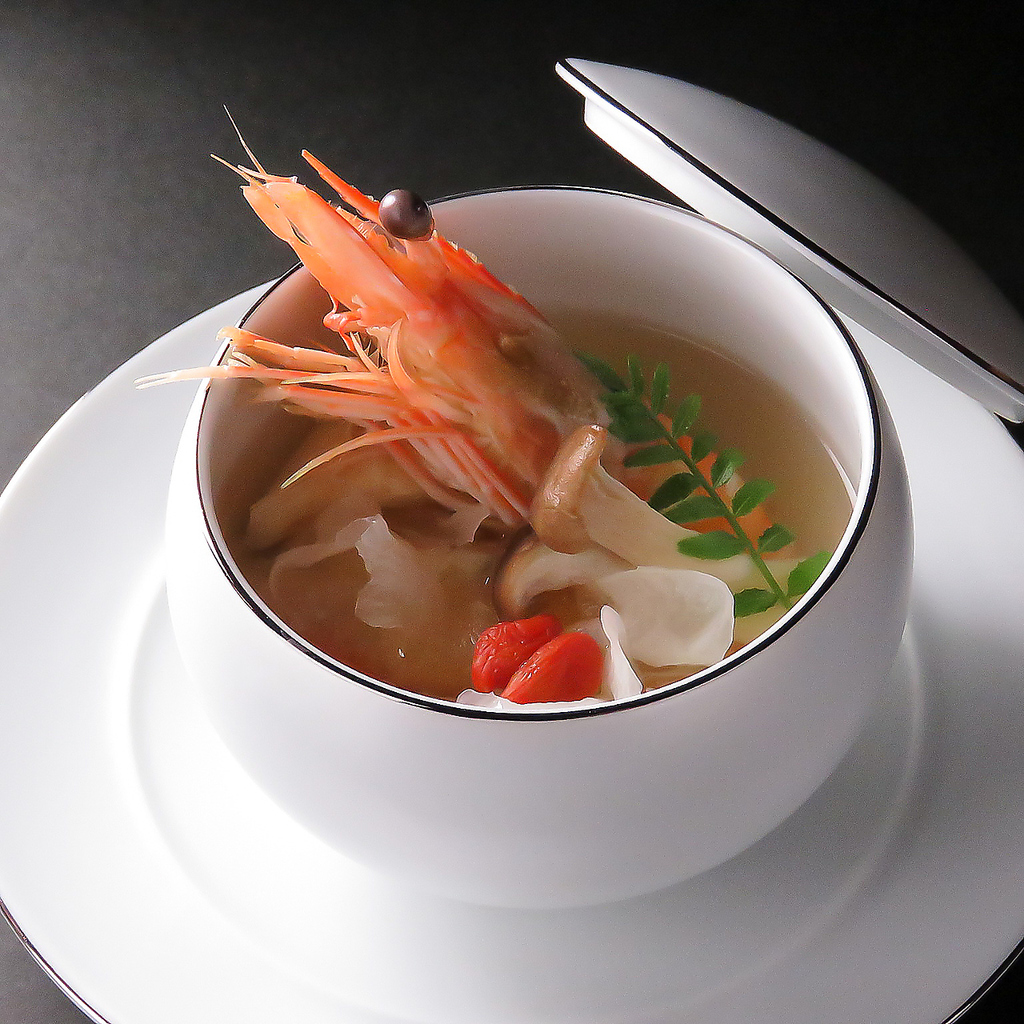 薬膳スープは、天使の海老のしっかりした旨みと、旬の野菜のやさしい旨みがマッチし絶品です。