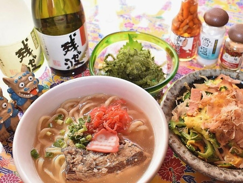 泡盛の種類は30種類以上揃えており、沖縄料理はもちろんの事、鉄板焼きにも大人気