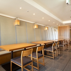 横並びで最大14名様までお座りいただけます。（写真はイメージ）