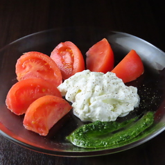 フルーツトマトとストラッチャテッラチーズのカプレーゼ