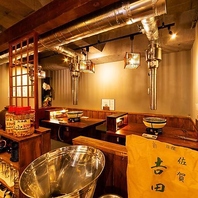 木の温もりに包まれたモダンで落ち着きのある店内