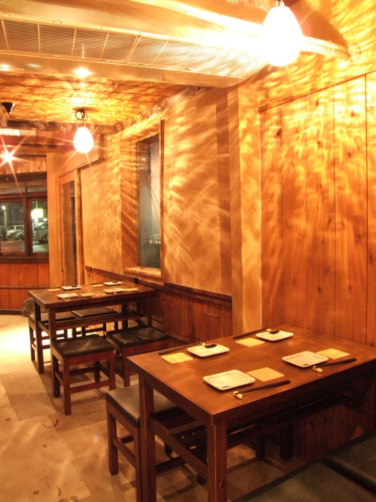 カウンターを抜けると広がるテーブル席♪※写真は系列店