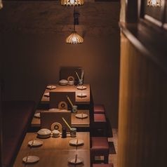 最大14名様までご利用可能な半個室は、プライベート感を保ちつつ開放感も味わえる空間です♪歓送迎会や打ち上げなど、多様なシーンでご活用いただけます。特別なひとときを演出するお洒落な空間で、思い出に残る時間をお過ごしください。