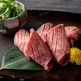 当店の特徴は、既成概念にとらわれない独自のカット技術です。口に入れたときに一番美味しく感じる切り方を追求し、和牛が持つ本来の旨味を最大限に引き出した状態でお客様にご提供いたします。