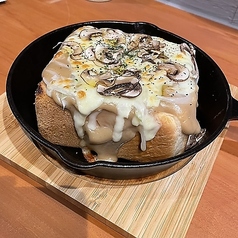 厚切りトーストのポルチーニクリーム
