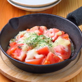 料理メニュー写真 トマトとアンチョビチーズ焼き