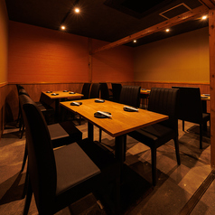 【扉付きテーブル個室席】2～6名様向き個室！接待や宴会などにも対応可能！落ち着いた照明がうれしい、少人数様向けの個室です。接待や友人同士でのご利用に最適です♪　扉付きのため周囲の目を気にせず、プライベートな空間でゆったりと会話やお食事を楽しめます。大切な商談や記念日など、特別なシーンにもぴったりです。