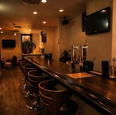 センスの良い椅子が並べられたお洒落なカウンター席は北欧風のインテリアに囲まれた癒し空間です。おひとりでも複数名でも♪