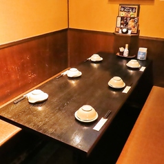 【マルチに利用可能なテーブル席】会話が自然と広がる、落ち着いたテーブル席をご用意。少人数でのご利用にも最適で、自然と距離が縮まる空間です。お料理やお酒を囲みながら、気取らずリラックスした時間をお楽しみいただけます。友人同士のお集まりや気軽なお食事にもおすすめ。お得な飲み放題付きコースはコース欄へ。