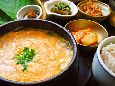 韓国料理本来の素朴でシンプルな味を楽しめる韓国スープ定食屋。新しいおいしさ発見。