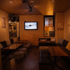 少人数でも大人数でもゆったりお寛ぎいただけるソファー席です。