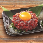 濃厚なコクと甘みが特長の“特製コク旨だれ”を使用したコク旨桜ユッケは、当店自慢の一品！