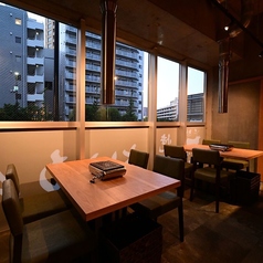 最大2名様、4名様、6名様でご利用可能なテーブル席をご用意しております。複数卓を一緒に使用することもできますので、少人数～大人数でご利用いただけます。