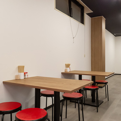 仲間とワイワイ楽しめるテーブル席は、学生飲みや会社の同僚との集まりに最適。料理を囲んで賑やかな時間を過ごせます。