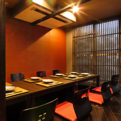 落ち着いた照明が灯る掘りごたつ席は、4~6名様でゆったり利用できる当店でも希少な特別空間です。静かで上品な雰囲気に包まれ足を伸ばしてくつろげるため、少人数での宴会や大切な方との食事会にも最適。周囲を気にせず会話を楽しめるプライベート性の高さも魅力で、和やかな時間をじっくり過ごしたい方におすすめです。