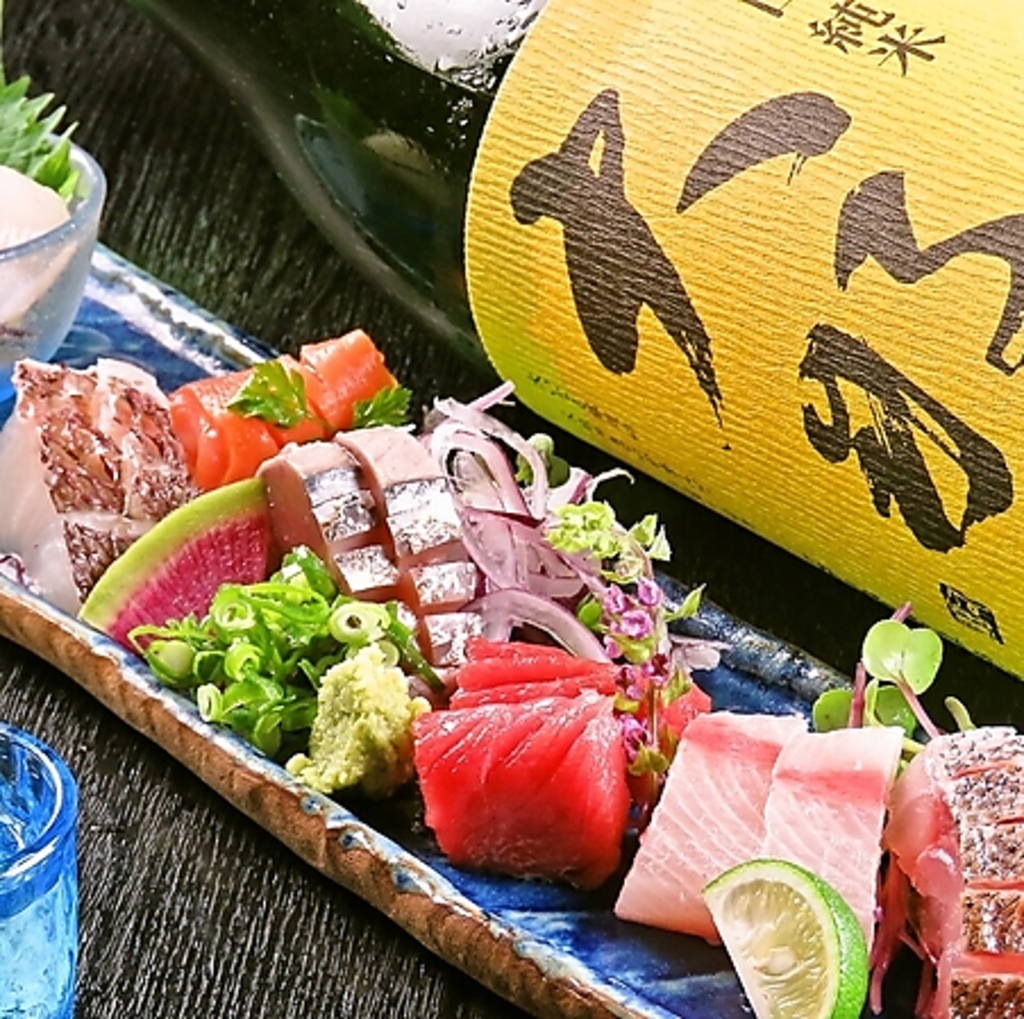 贅沢な鮮魚のお造りは、宴の席を華やかに彩ります。種類豊富な焼酎・日本酒とあわせご堪能ください◎