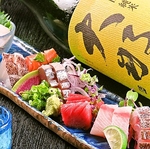 贅沢な鮮魚のお造りは、宴の席を華やかに彩ります。種類豊富な焼酎・日本酒とあわせご堪能ください◎