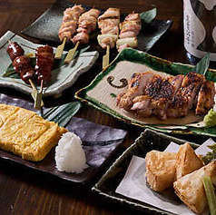 毎日手打ちの「絶品串焼き」、肉汁溢れる「鶏もも肉の一枚焼き」、新鮮な「朝採れ地野菜」を備長炭と日本酒の写真
