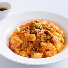 魚介とアメリケーヌソースの旨味溢れるシーフードピラフ
