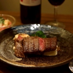 お好み焼きはもちろん創作鉄板料理も大人気！じゅうじゅうステーキはハイコスパ！