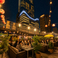 夜になると温かな照明が灯り、昼とは異なる雰囲気を演出。新宿の夜景とともに特別な時間をお過ごしいただけます。