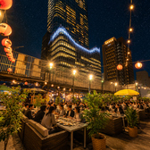夜になると温かな照明が灯り、昼とは異なる雰囲気を演出。新宿の夜景とともに特別な時間をお過ごしいただけます。