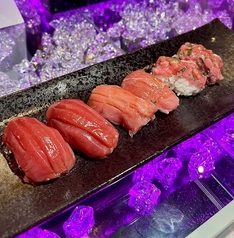 バーで食べる本格握り寿司の写真