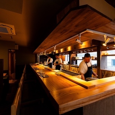 落ち着いた雰囲気のカウンター席では、さまざまなシーンに合わせた利用が可能です。お一人様のリラックスタイムやデート、友人との集まりなど多彩な使い方が楽しめます。お席は幅広く、ゆったりとしたスペースで心地よい時間を過ごしていただけます。特別なひとときをお楽しみください。