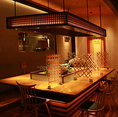 簾で仕切り可能。カウンター席のご用意もしております♪おひとり様はもちろん、少人数様でのお食事、デートにもおすすめのカウンター席です◎スタッフのおもてなしがあたたかく、居心地の良い空間作りを心掛けております。カウンター席ならではの楽しみ方をご堪能ください。
