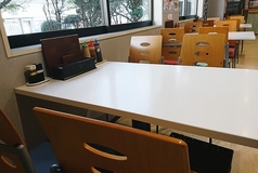 全46席、10テーブルございます。写真は4人掛けのテーブルです。