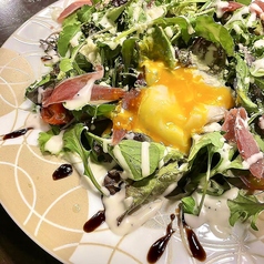 半熟卵とベーコンのシーザーサラダ